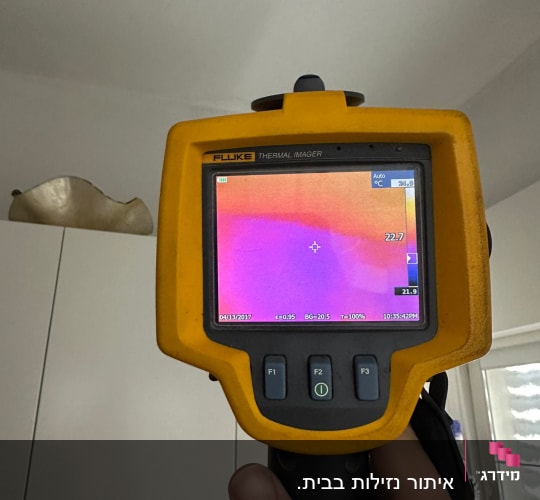 מצלמה תרמית מציגה תמונה צבעונית על מסך